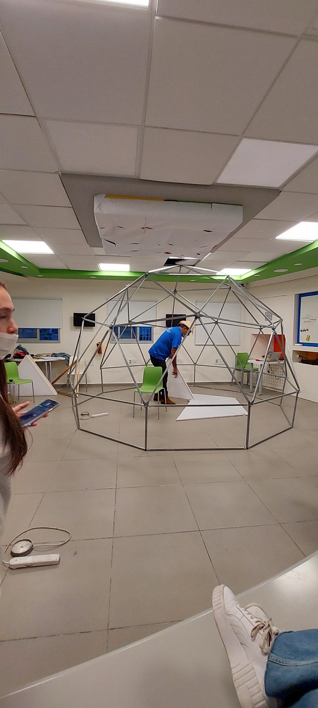 מתנדבים מרכיבים את שלד הכיפה הגיאודזית של Intel XR Dome, לוח אחר לוח.
