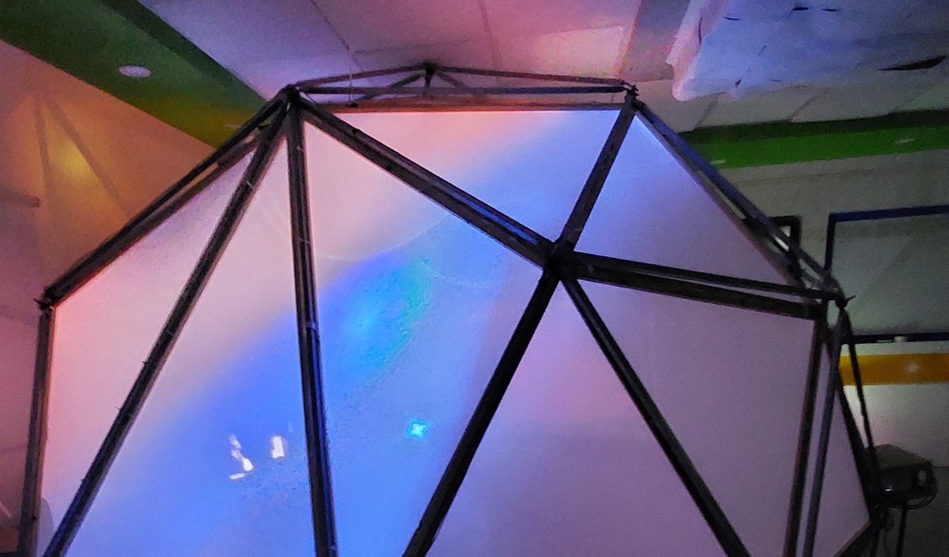 החלק הפנימי של Intel XR Dome מואר בהקרנה אינטראקטיבית בגווני כחול וסגול.